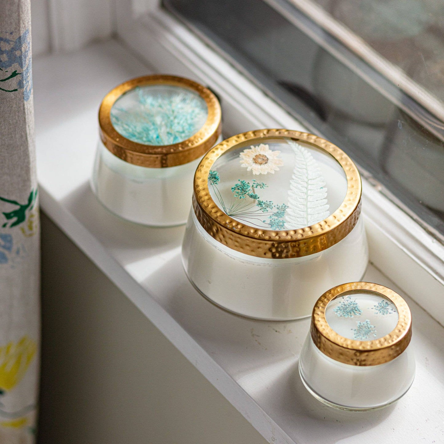 Beach Daisy Signature Pressed Flower Candle