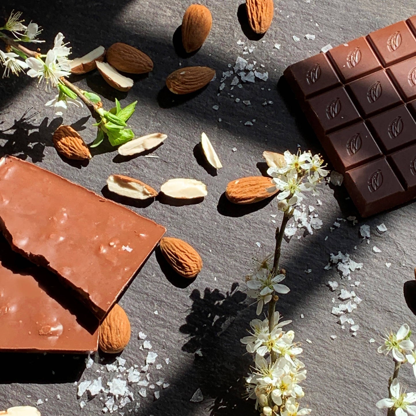 Sea Kissed Almond. Milk chocolate w. almonds & sea salt 50g